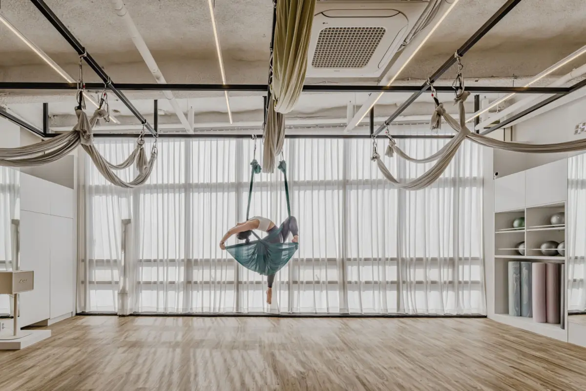 자연광 가득한 인더스트리얼 플라잉요가 스튜디오